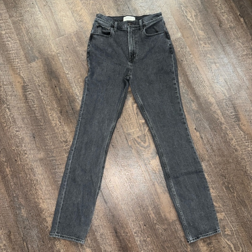 A&F Ultra High Rise - The Slim Straight. Size 27 / 4 Long